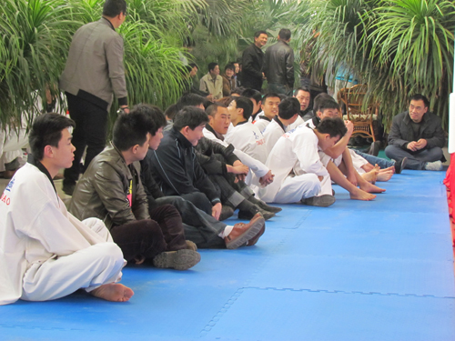 清明節(jié)太極搪玻璃設(shè)備公司舉行摔跤熱身賽